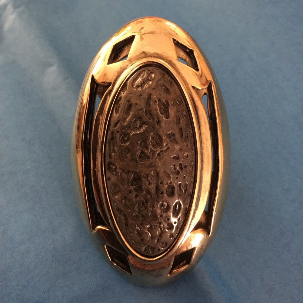 Low Luv BEAUTIFUL Ring. Size 6