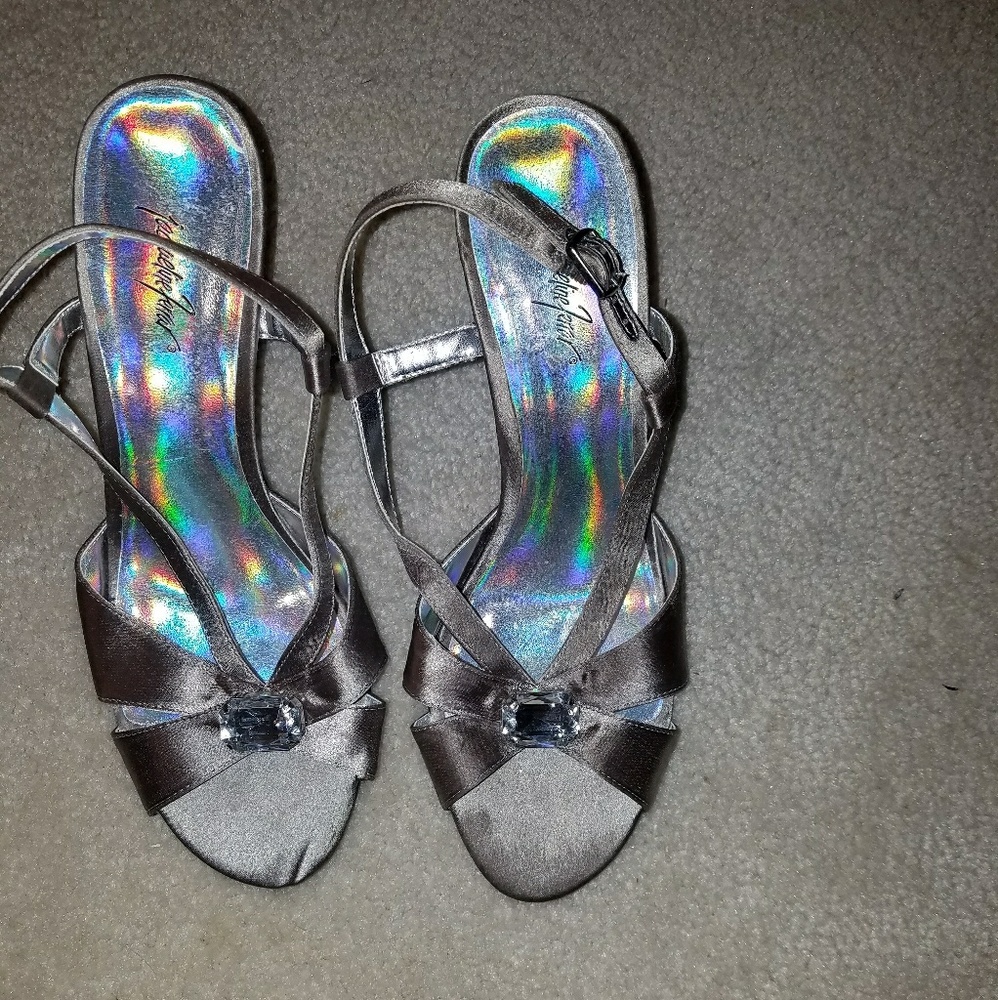 Jacqueline Ferrar pewter stoned heels, 7.5