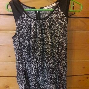 Beautiful sleeveless bouse