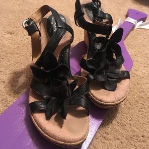 Black wedges