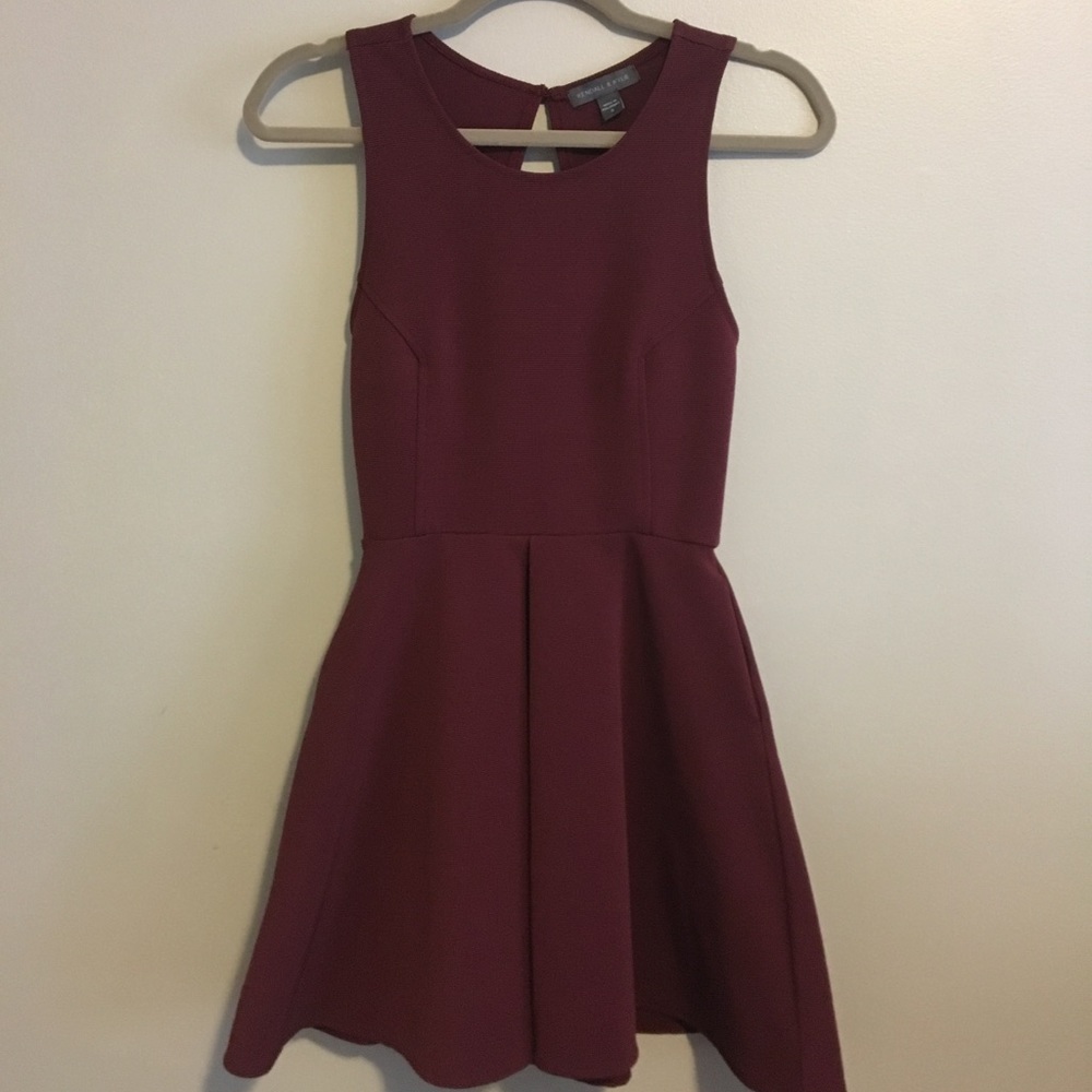Kendall & Kylie maroon dress with pockets
