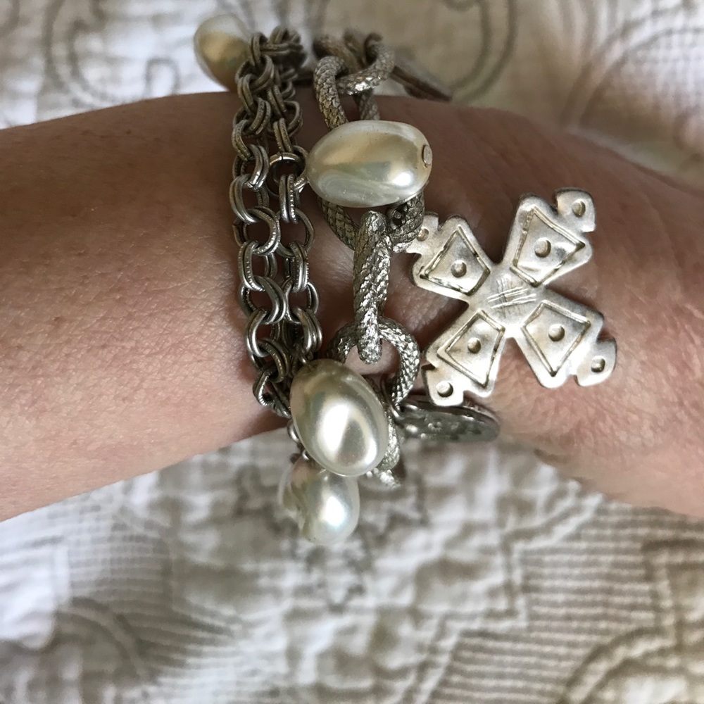 Pearl bracelet with crosses