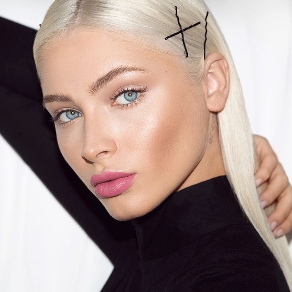 Meet your Posher, Lora