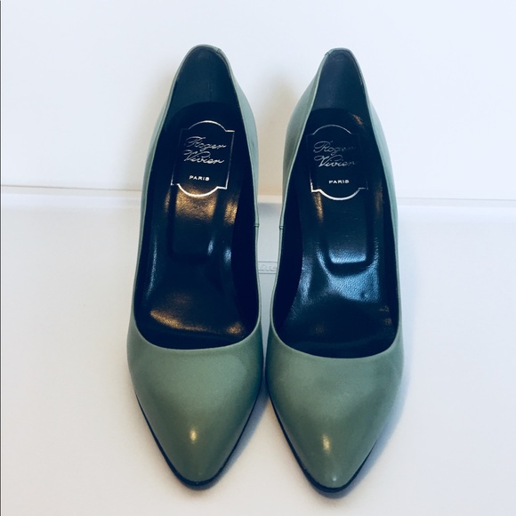 Roger Vivier Classic Stiletto Heels - Picture 2 of 6