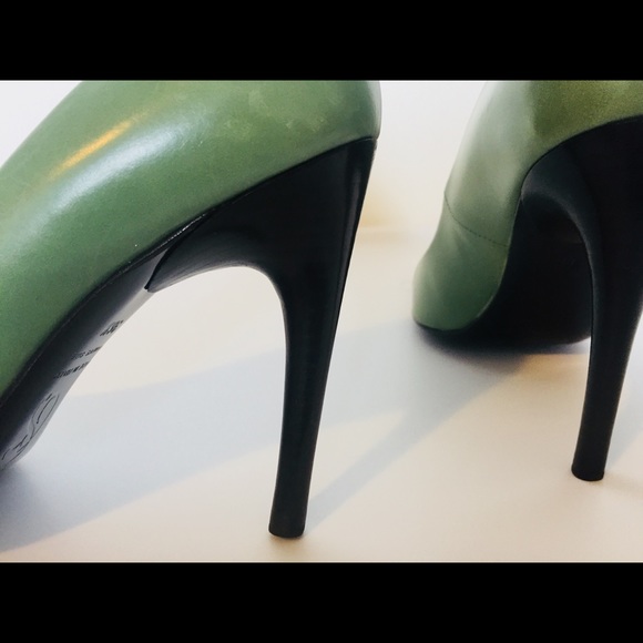 Roger Vivier Classic Stiletto Heels - Picture 4 of 6
