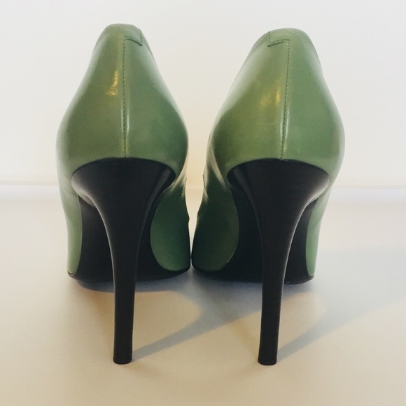 Roger Vivier Classic Stiletto Heels - Picture 3 of 6