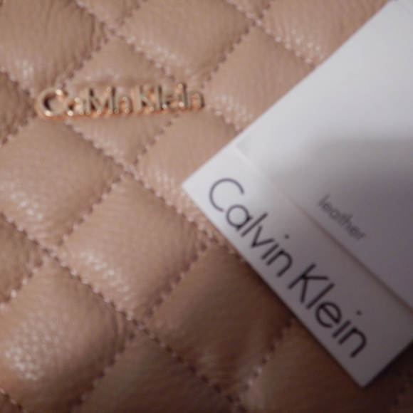 ❣️FinalSale❣️ Calvin Klein Leather Shoulder Bag - Picture 3 of 7