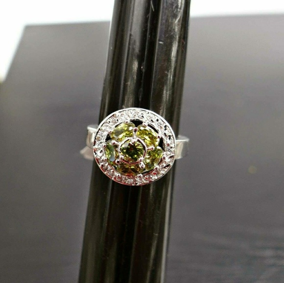 Peridot colored womens ring size 9 stamped .925 - Picture 1 of 2