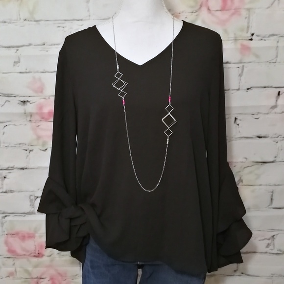 Lark & Ro Tops - 🆕♥️Feminine Ruffled Sleeve V-Neck High-Low Top