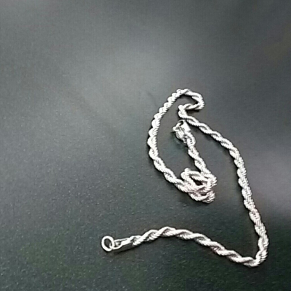 White silver necklice
