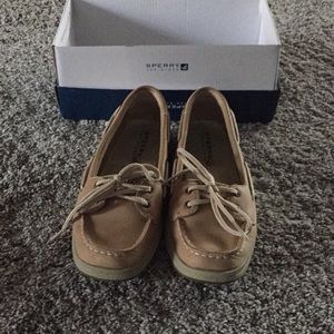 Girls sperrys