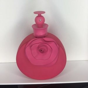 Valentino “Valentina Pink” Eau de Parfum spray
