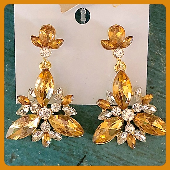 ✨Pretty Clustered Crystal Leaves Drop Earrings✨ - Picture 1 of 3
