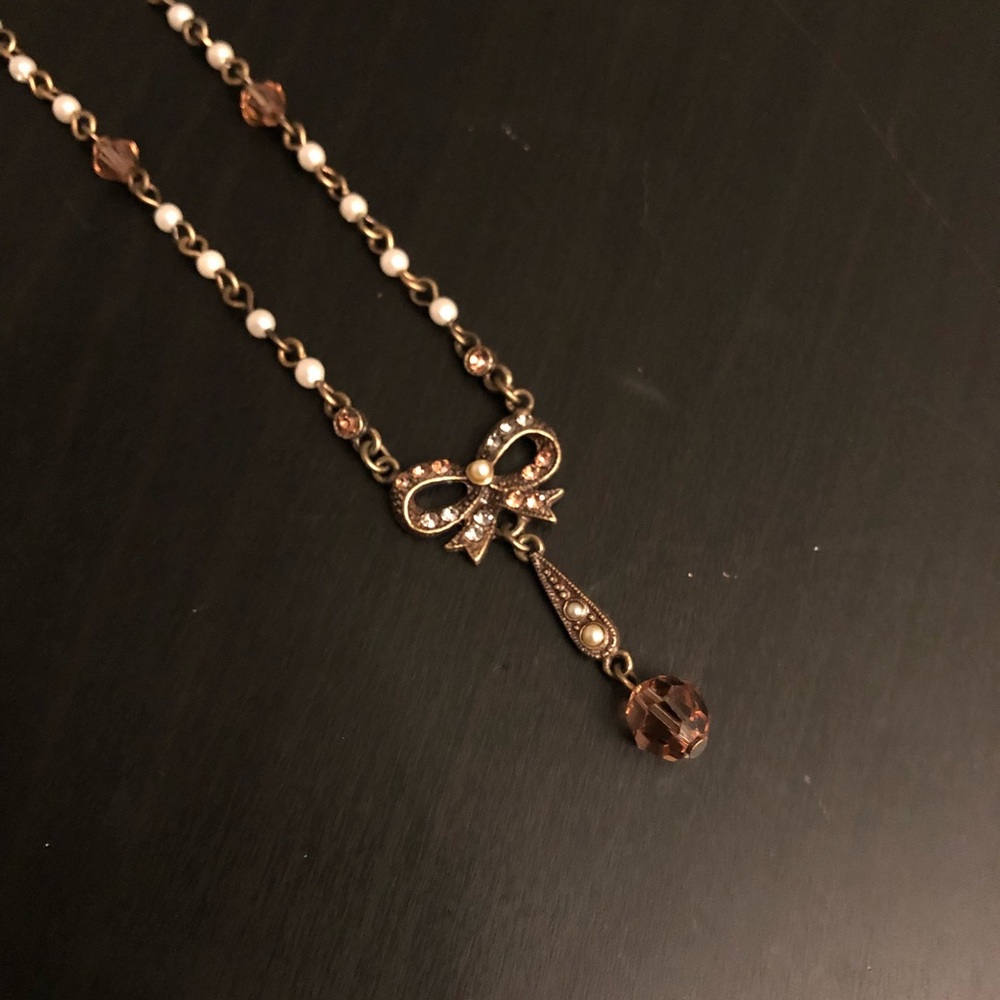 Bow necklace