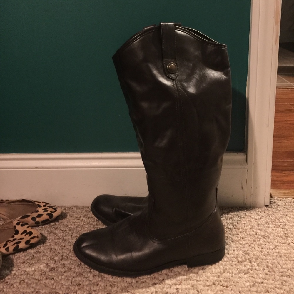Brown y’all boots great condition from DSW