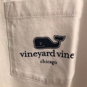 VINEYARD VINE CHICAGO LOGO POCKET TSHIRT