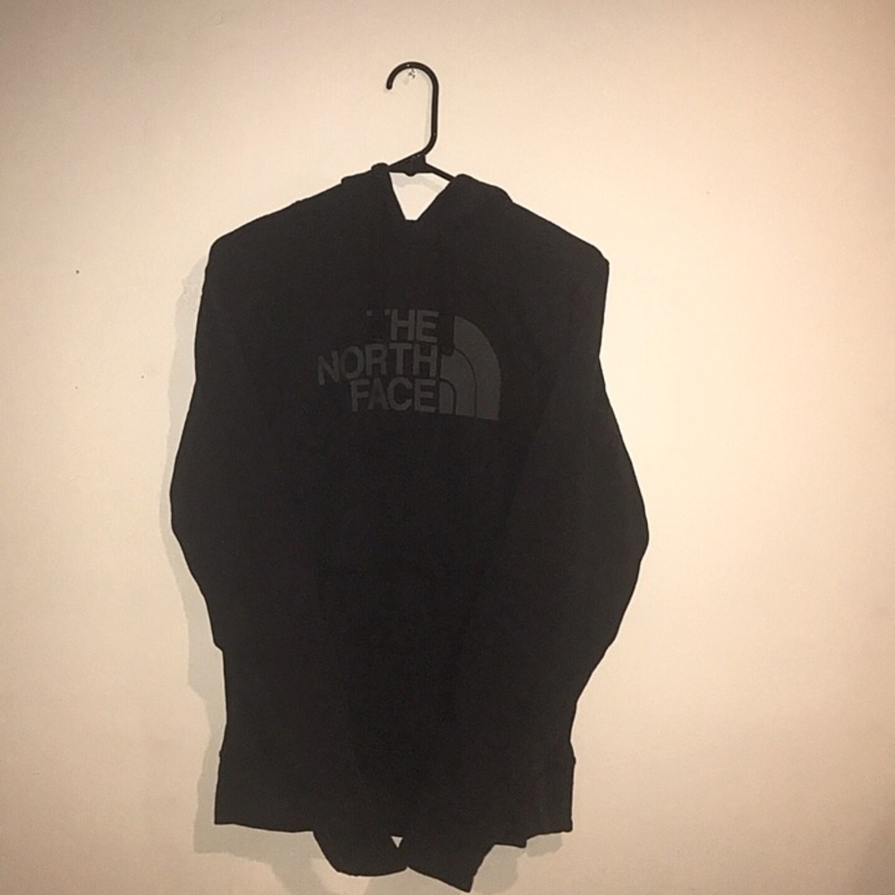 Black North Face Hoodie 🍂❄️