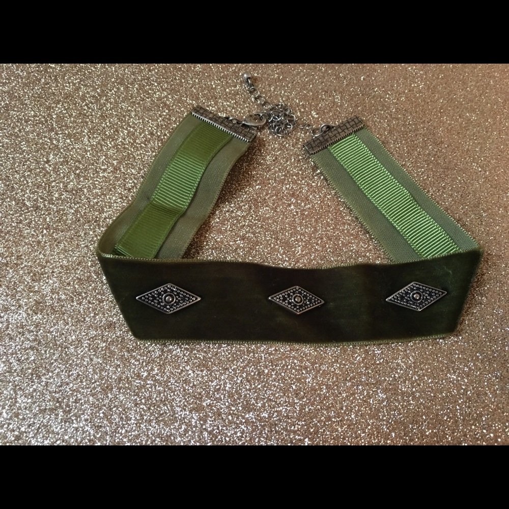 Green velvet choker