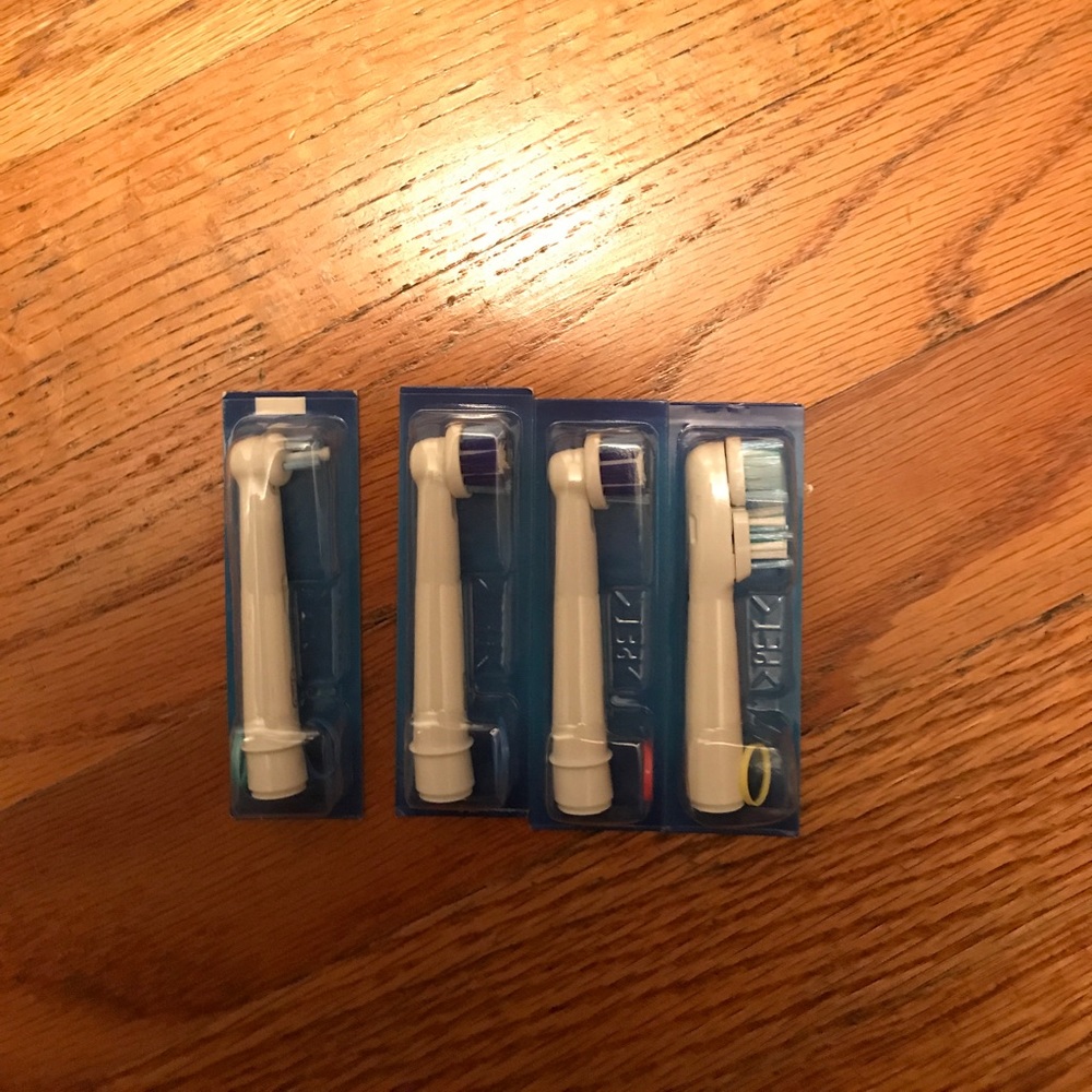 Lot of 4 Brand New Oral-B brushheads