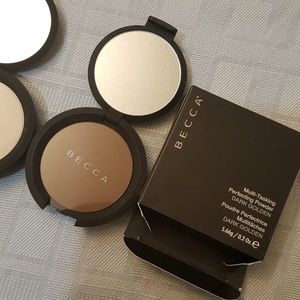 Becca multi-tasking powder WARM HONEY color