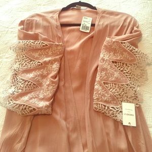 Forever 21 contemporary kimono with lace detail