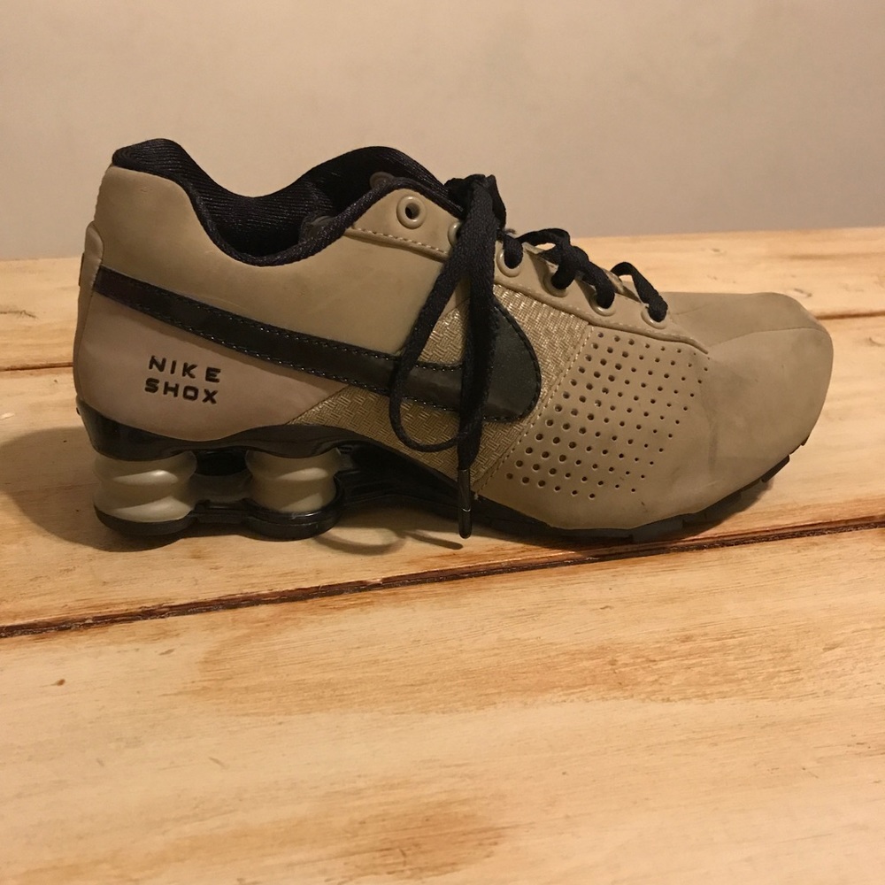Barely worn tan and black Nike shocks! Kids Sz 4.5