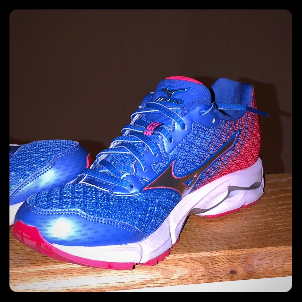 Mizuno Wave Rider 19 women’s size 7.5 US