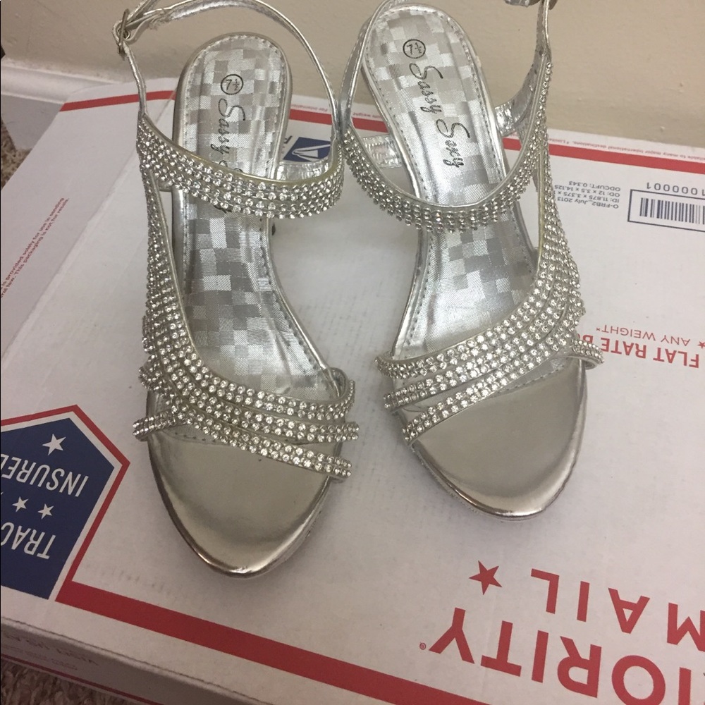 Sassy sexy heels size 71/2 but fits 6-7 Princess👠