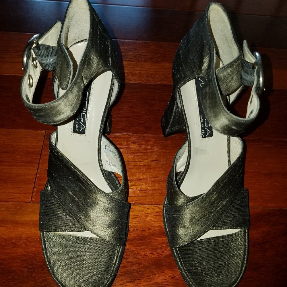 Via Spiga NWOT Pewter color Silk chunky heels