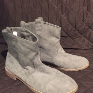 Size 9 grey suede boots. In good condition