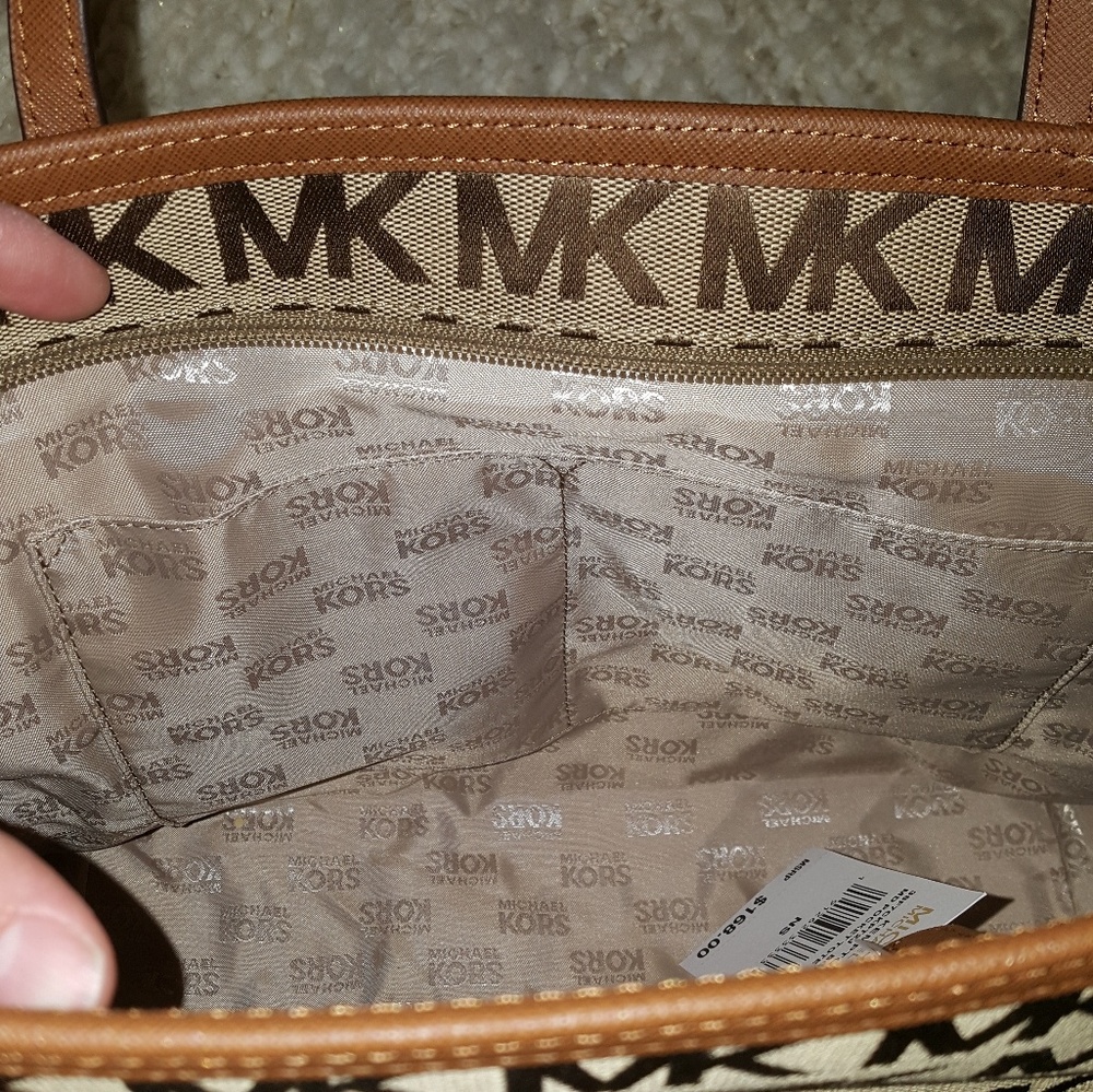 *SOLD NWT Michael Kors Monogram Handbag - Picture 3 of 5