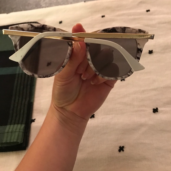 Guess - Picture 2 of 2