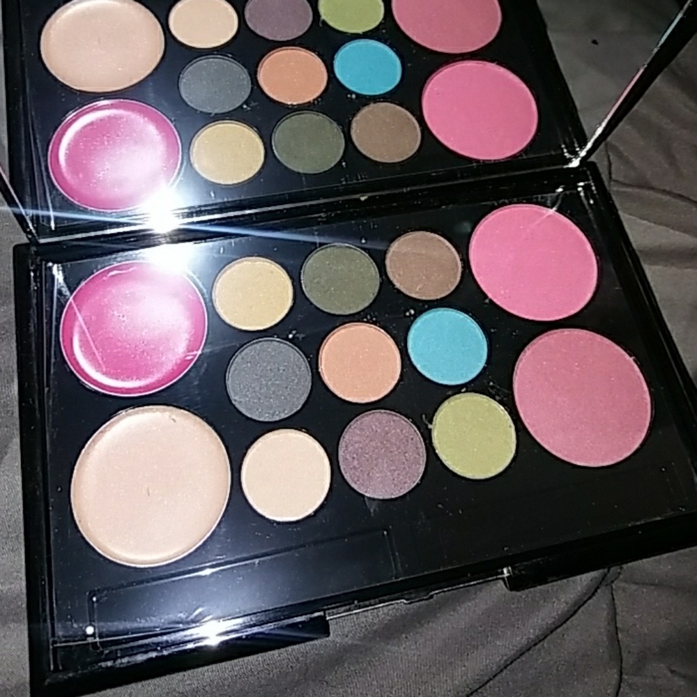 ⭐SALE⭐Blush lip eyeshadow palette ME