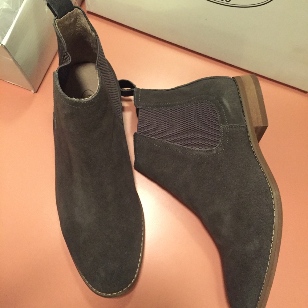 ❗️FINAL SALE❗️NWT Grey Suede Women's Boot/Shoe