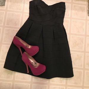 A black strapless dress