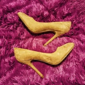 FREE W/$15 PURCHASE Taupe/Beige heels