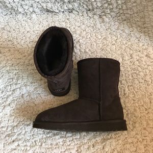 UGG cassic chocolate brown Kid size 6 (Women 8)