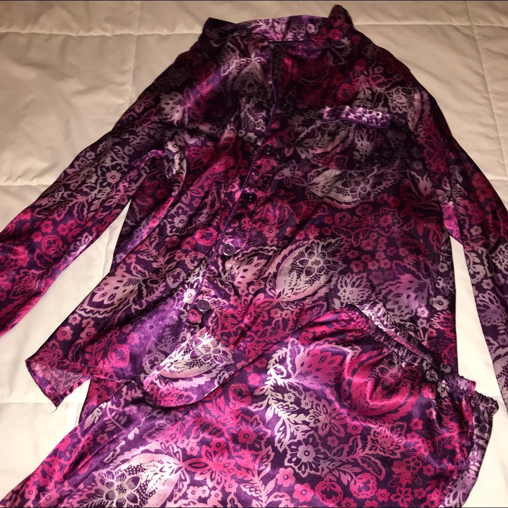 Jaclyn smiths silk pajama set.