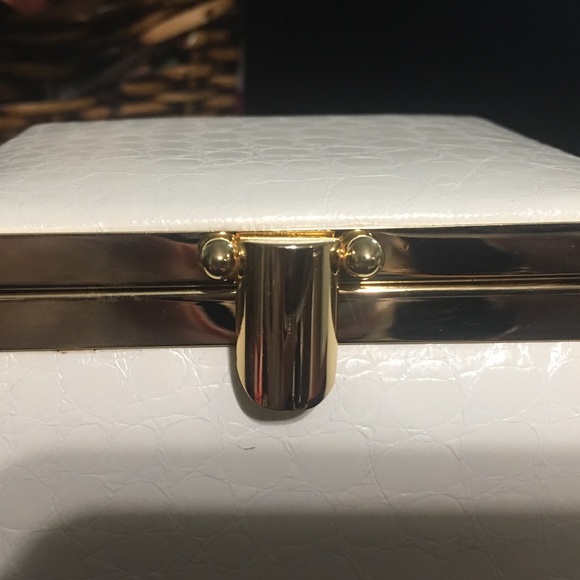 3 LEFT! Ivory square bucket bag with gold hardware - Picture 4 of 7