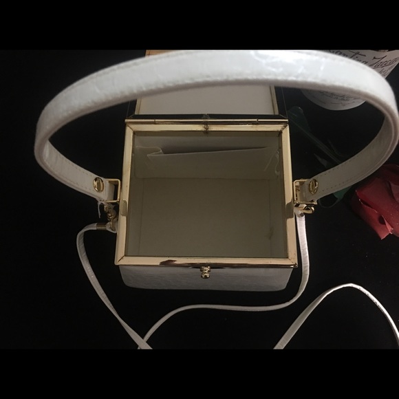 3 LEFT! Ivory square bucket bag with gold hardware - Picture 6 of 7