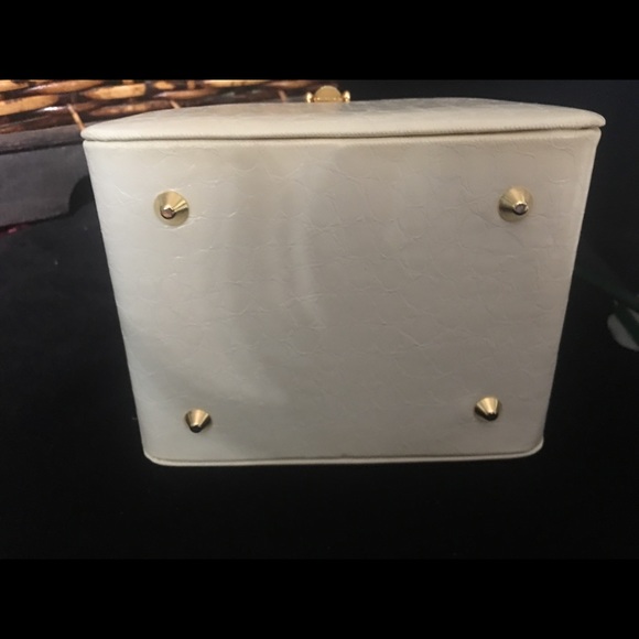 3 LEFT! Ivory square bucket bag with gold hardware - Picture 7 of 7