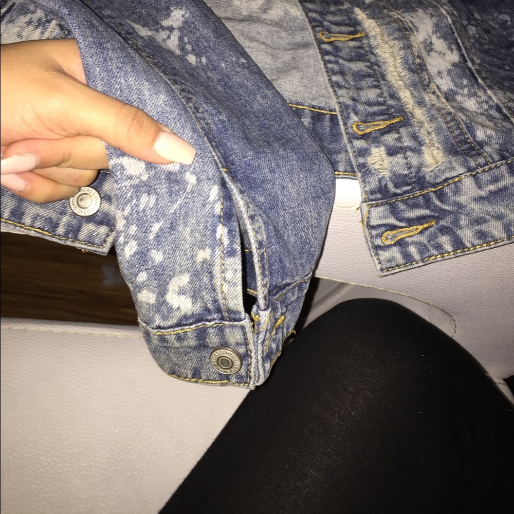 Distressed jean jacket - Picture 2 of 3