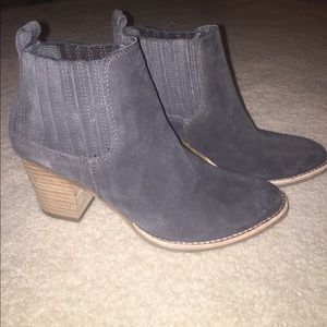 Dolce Vita Dark gray suede ankle boot. Size 6.5