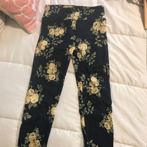 Lularoe Os navy and cream roses leggings
