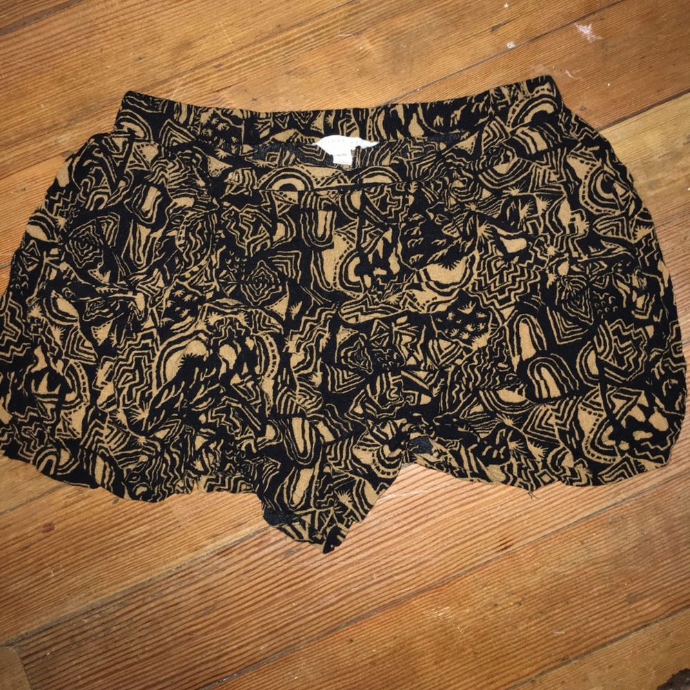 Tribal patterned flows shorts w/ elastic waistband
