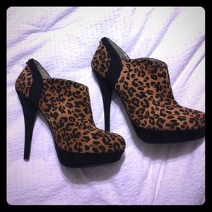 EUC Guess leopard booties