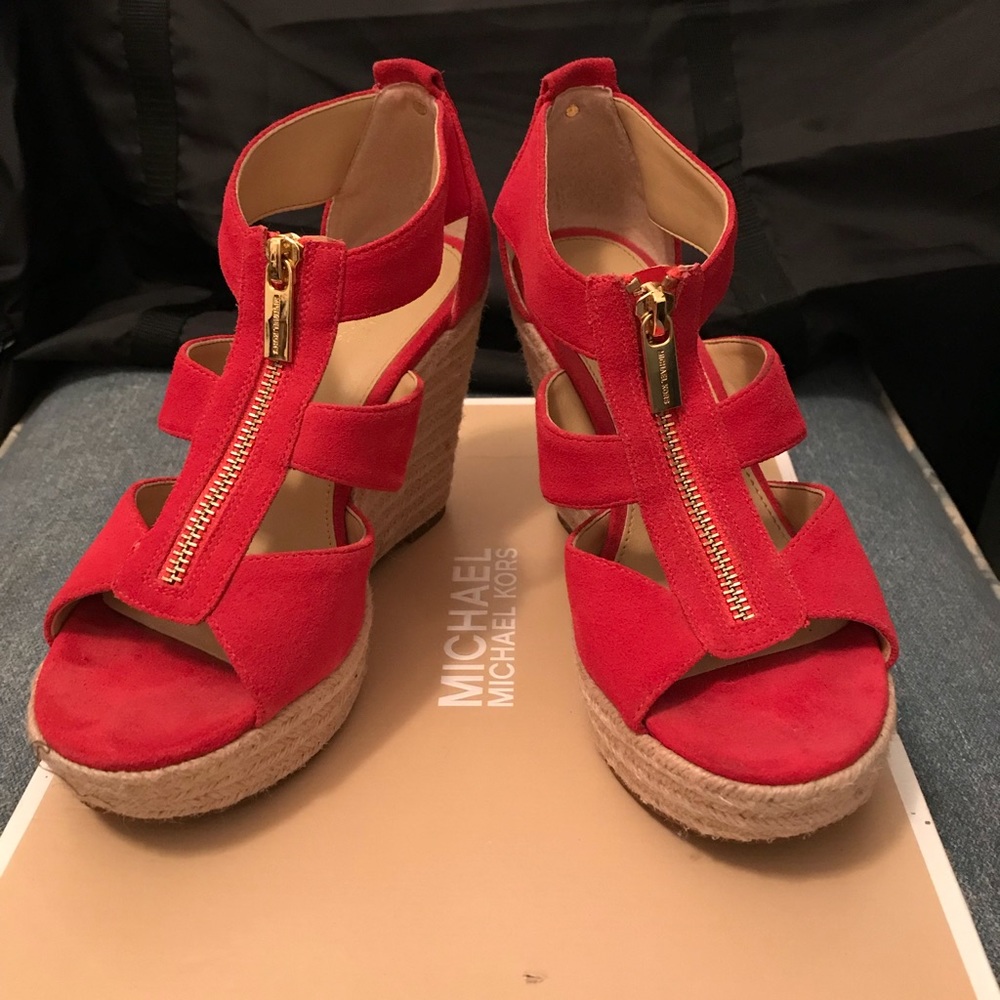 Size 6 coral reef Michael Kors suede Damita wedges