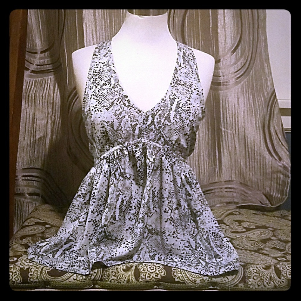 Gorgeous converse snake skin top!