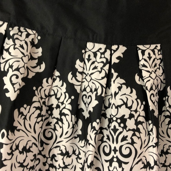 Francesca’s Floral Box Pleat Skirt Size Small - Picture 3 of 7