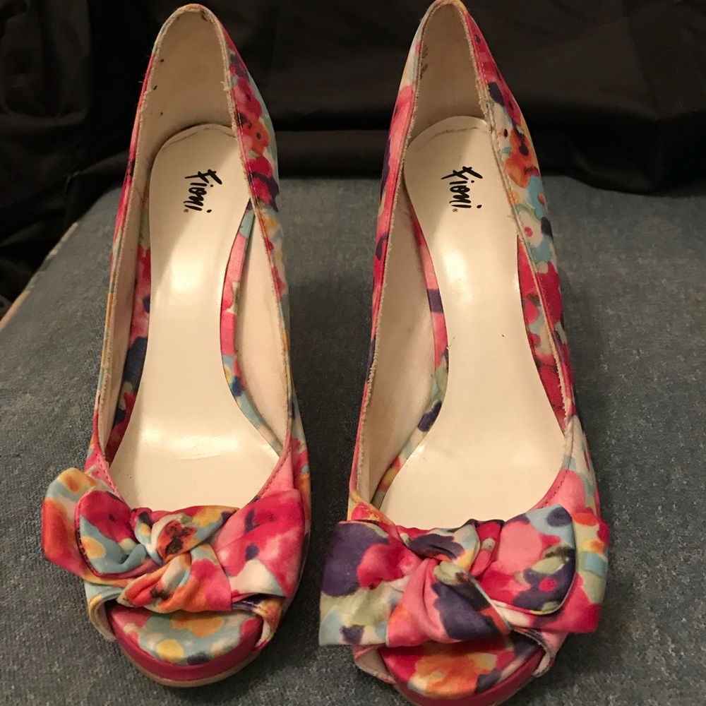 Size 7.5 Floral Fioni heels
